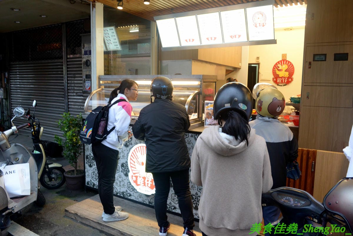 [台中大雅]銓仔炸雞 – 大雅必吃美食,35年歷史老牌鹹酥雞店,炸物採先刷醬再撒粉,口味特殊,下酒又好配飯,大推獨家產品雞皮蔥捲和雞皮飯捲,獨特口感外面吃不到,每日限量20-30支,晚來就賣光了。