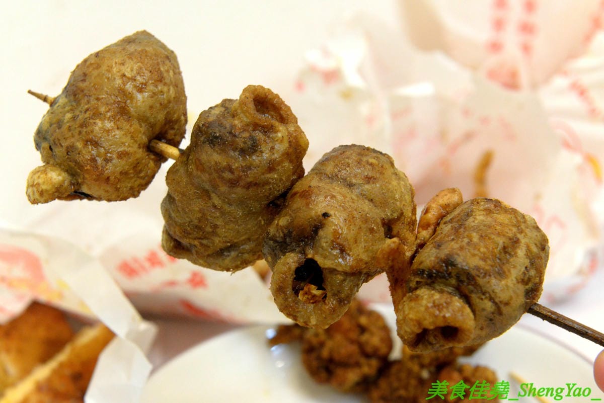 [台中大雅]銓仔炸雞 – 大雅必吃美食,35年歷史老牌鹹酥雞店,炸物採先刷醬再撒粉,口味特殊,下酒又好配飯,大推獨家產品雞皮蔥捲和雞皮飯捲,獨特口感外面吃不到,每日限量20-30支,晚來就賣光了。