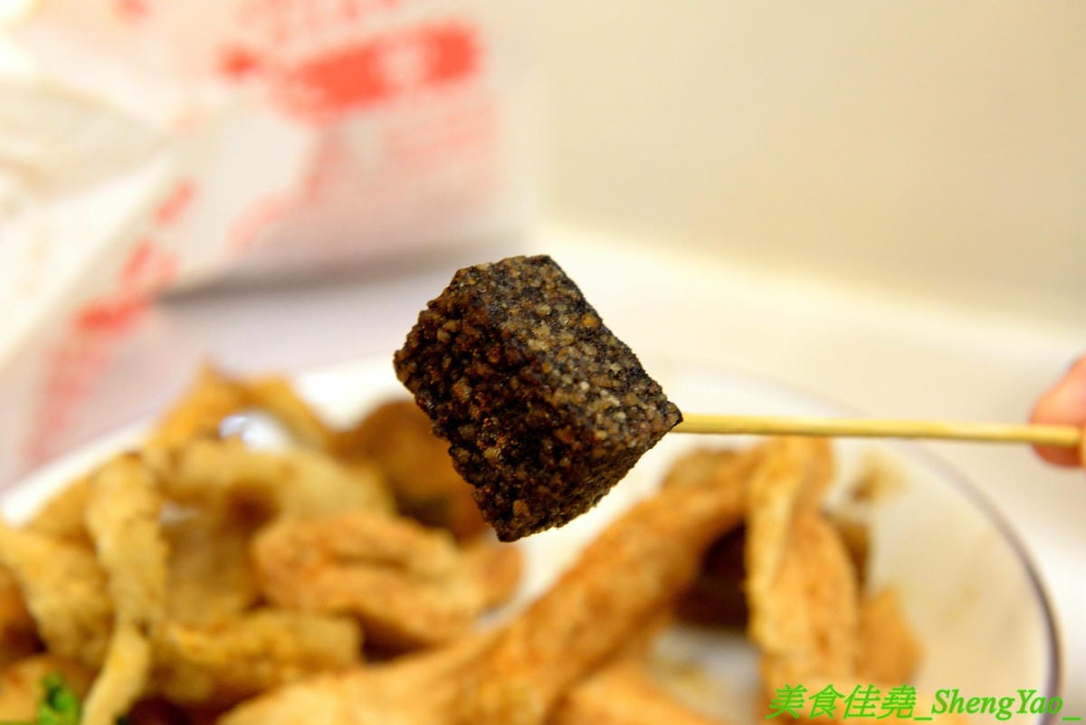 [台中大雅]銓仔炸雞 – 大雅必吃美食,35年歷史老牌鹹酥雞店,炸物採先刷醬再撒粉,口味特殊,下酒又好配飯,大推獨家產品雞皮蔥捲和雞皮飯捲,獨特口感外面吃不到,每日限量20-30支,晚來就賣光了。