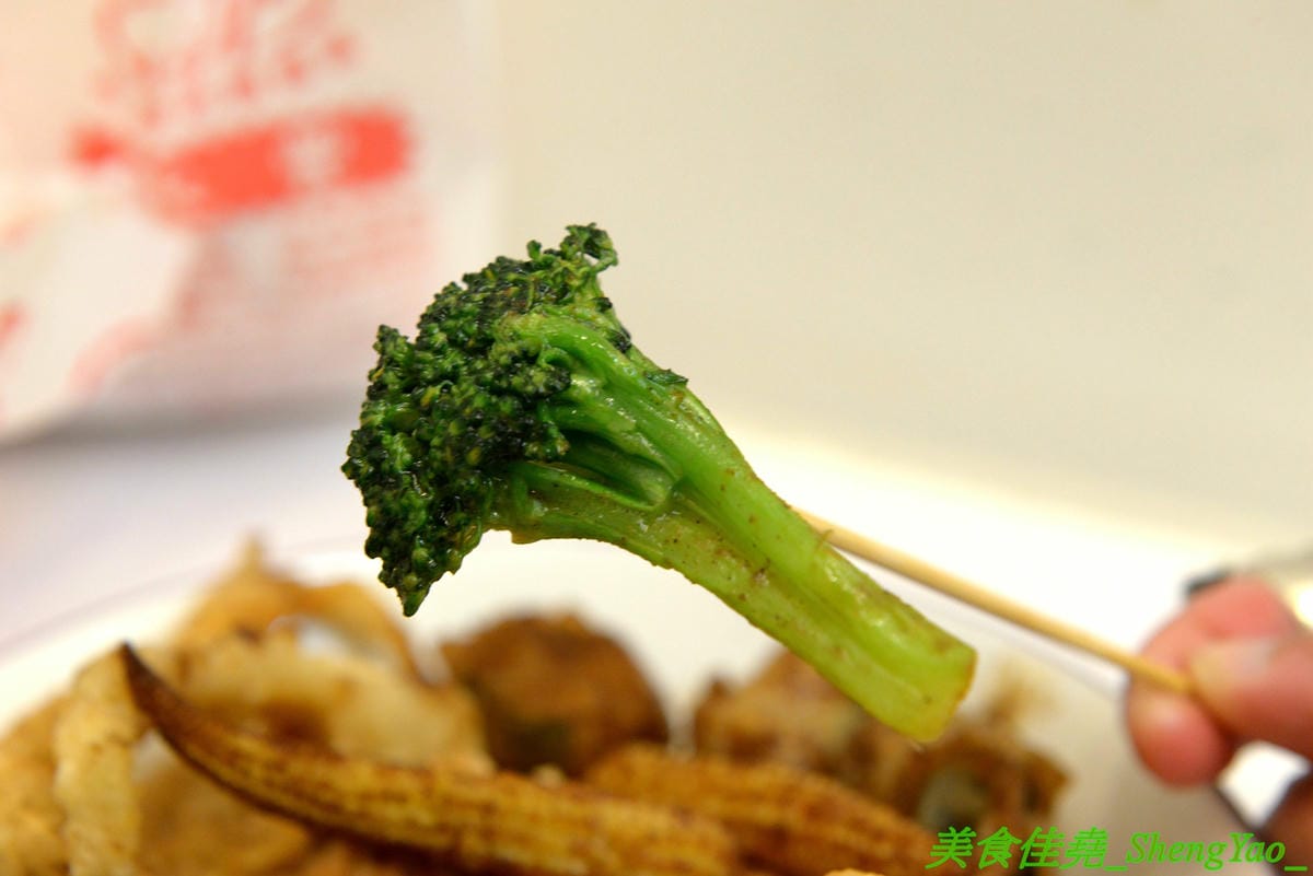 [台中大雅]銓仔炸雞 – 大雅必吃美食,35年歷史老牌鹹酥雞店,炸物採先刷醬再撒粉,口味特殊,下酒又好配飯,大推獨家產品雞皮蔥捲和雞皮飯捲,獨特口感外面吃不到,每日限量20-30支,晚來就賣光了。