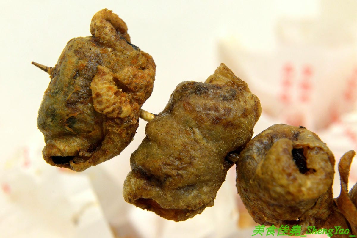 [台中大雅]銓仔炸雞 – 大雅必吃美食,35年歷史老牌鹹酥雞店,炸物採先刷醬再撒粉,口味特殊,下酒又好配飯,大推獨家產品雞皮蔥捲和雞皮飯捲,獨特口感外面吃不到,每日限量20-30支,晚來就賣光了。