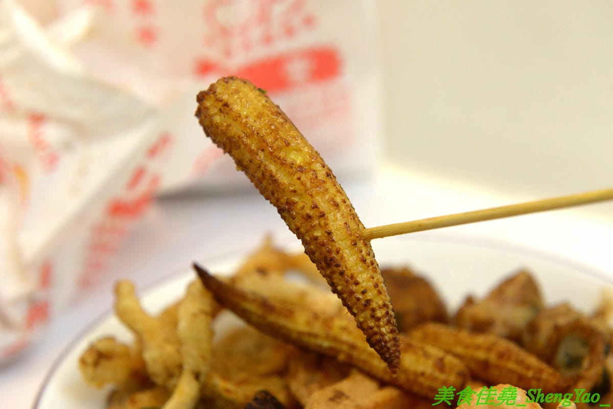 [台中大雅]銓仔炸雞 – 大雅必吃美食,35年歷史老牌鹹酥雞店,炸物採先刷醬再撒粉,口味特殊,下酒又好配飯,大推獨家產品雞皮蔥捲和雞皮飯捲,獨特口感外面吃不到,每日限量20-30支,晚來就賣光了。