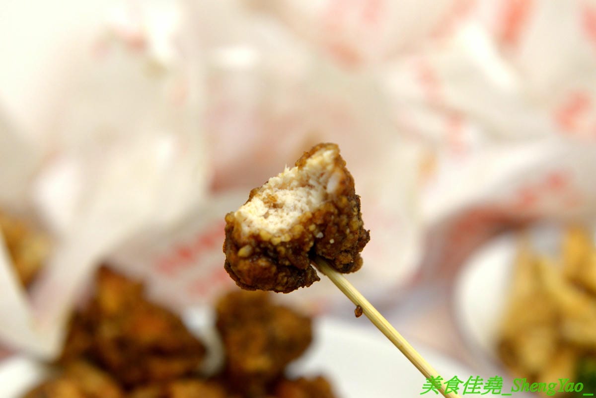 [台中大雅]銓仔炸雞 – 大雅必吃美食,35年歷史老牌鹹酥雞店,炸物採先刷醬再撒粉,口味特殊,下酒又好配飯,大推獨家產品雞皮蔥捲和雞皮飯捲,獨特口感外面吃不到,每日限量20-30支,晚來就賣光了。