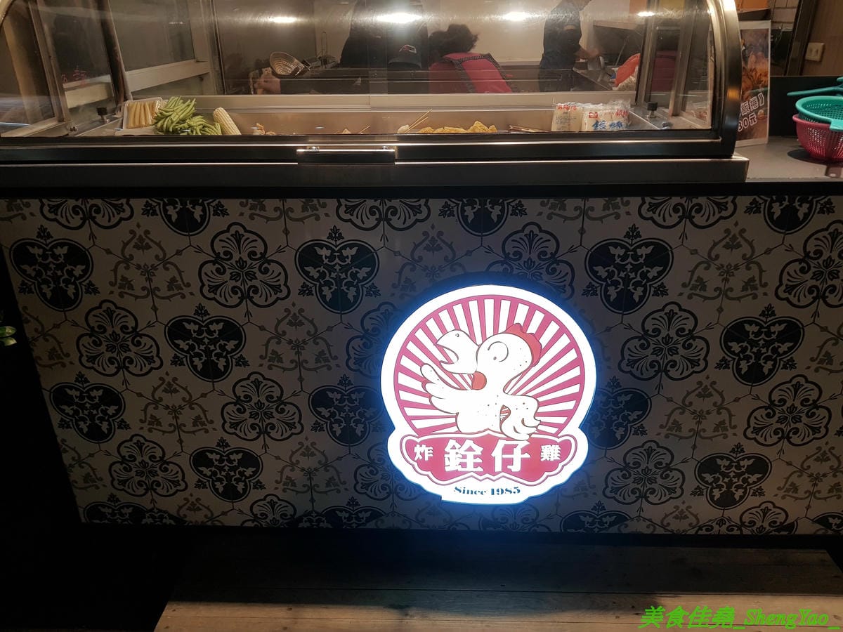 [台中大雅]銓仔炸雞 – 大雅必吃美食,35年歷史老牌鹹酥雞店,炸物採先刷醬再撒粉,口味特殊,下酒又好配飯,大推獨家產品雞皮蔥捲和雞皮飯捲,獨特口感外面吃不到,每日限量20-30支,晚來就賣光了。