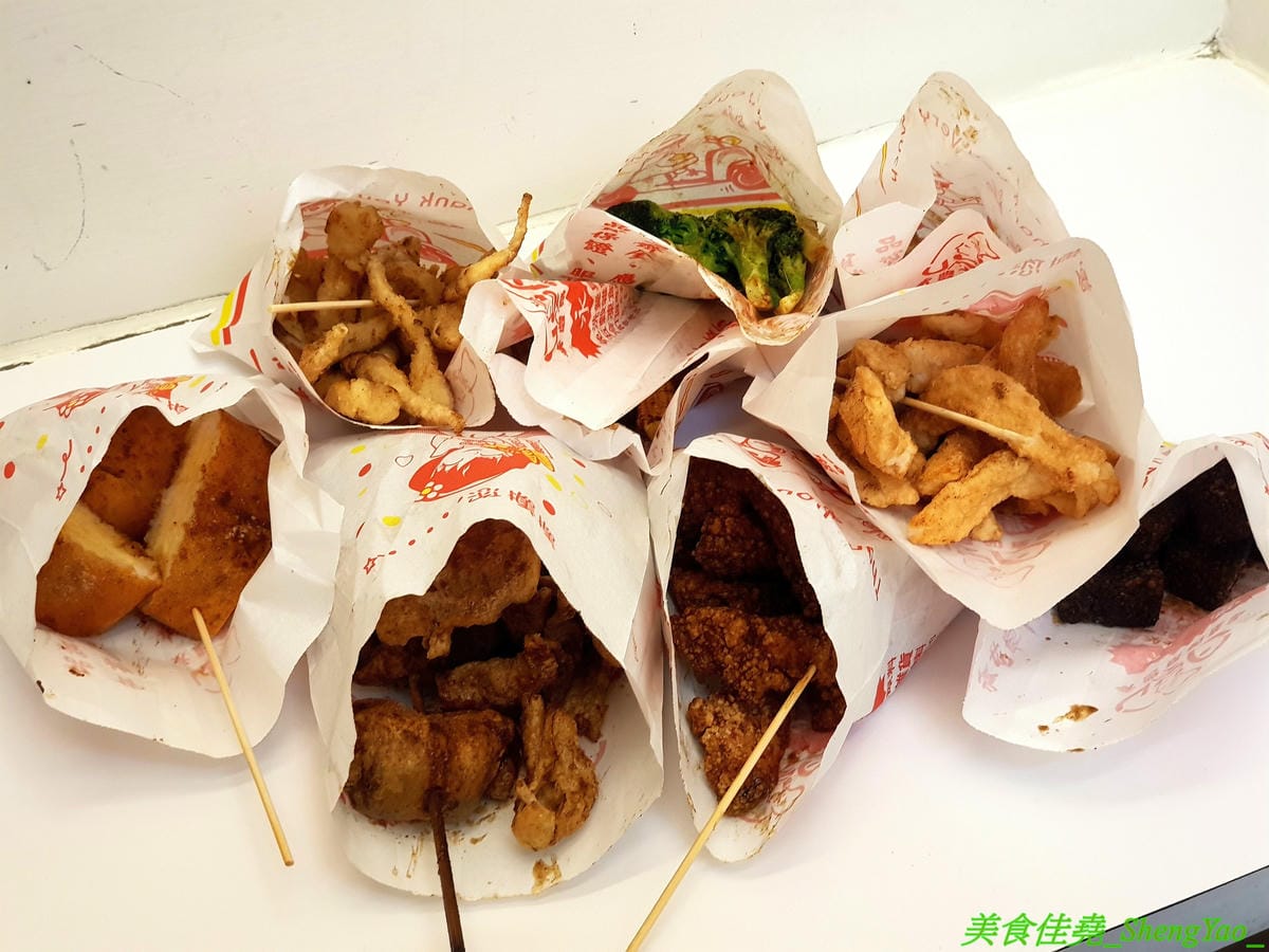 [台中大雅]銓仔炸雞 – 大雅必吃美食,35年歷史老牌鹹酥雞店,炸物採先刷醬再撒粉,口味特殊,下酒又好配飯,大推獨家產品雞皮蔥捲和雞皮飯捲,獨特口感外面吃不到,每日限量20-30支,晚來就賣光了。