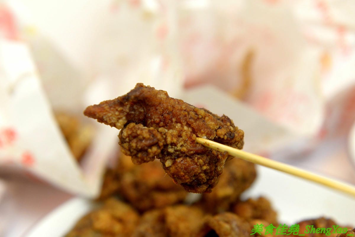 [台中大雅]銓仔炸雞 – 大雅必吃美食,35年歷史老牌鹹酥雞店,炸物採先刷醬再撒粉,口味特殊,下酒又好配飯,大推獨家產品雞皮蔥捲和雞皮飯捲,獨特口感外面吃不到,每日限量20-30支,晚來就賣光了。