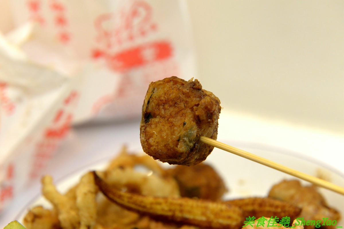 [台中大雅]銓仔炸雞 – 大雅必吃美食,35年歷史老牌鹹酥雞店,炸物採先刷醬再撒粉,口味特殊,下酒又好配飯,大推獨家產品雞皮蔥捲和雞皮飯捲,獨特口感外面吃不到,每日限量20-30支,晚來就賣光了。