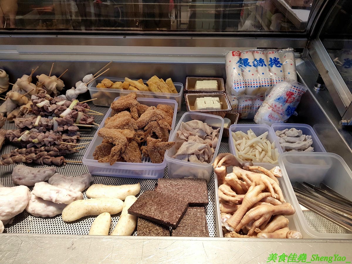 [台中大雅]銓仔炸雞 – 大雅必吃美食,35年歷史老牌鹹酥雞店,炸物採先刷醬再撒粉,口味特殊,下酒又好配飯,大推獨家產品雞皮蔥捲和雞皮飯捲,獨特口感外面吃不到,每日限量20-30支,晚來就賣光了。