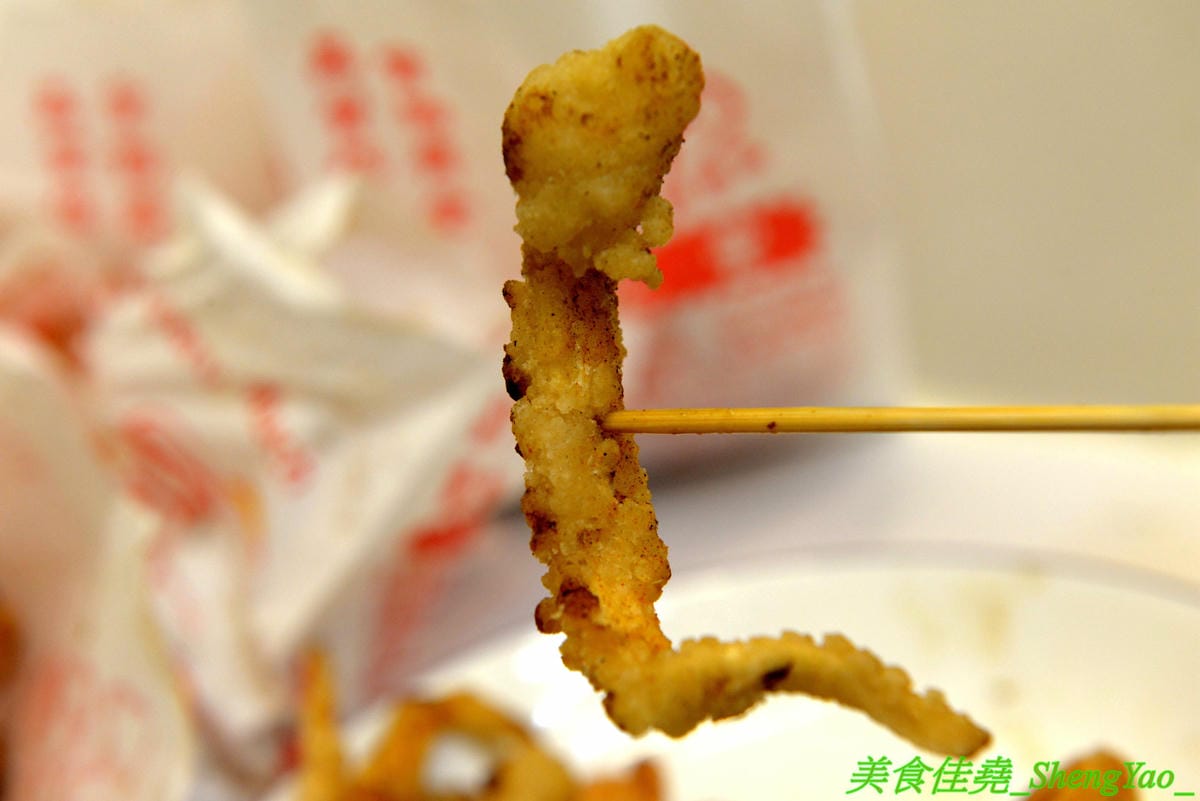 [台中大雅]銓仔炸雞 – 大雅必吃美食,35年歷史老牌鹹酥雞店,炸物採先刷醬再撒粉,口味特殊,下酒又好配飯,大推獨家產品雞皮蔥捲和雞皮飯捲,獨特口感外面吃不到,每日限量20-30支,晚來就賣光了。