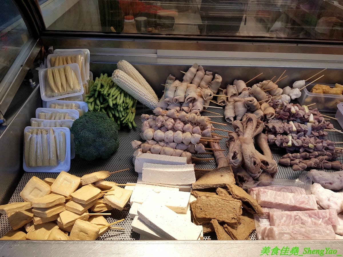 [台中大雅]銓仔炸雞 – 大雅必吃美食,35年歷史老牌鹹酥雞店,炸物採先刷醬再撒粉,口味特殊,下酒又好配飯,大推獨家產品雞皮蔥捲和雞皮飯捲,獨特口感外面吃不到,每日限量20-30支,晚來就賣光了。