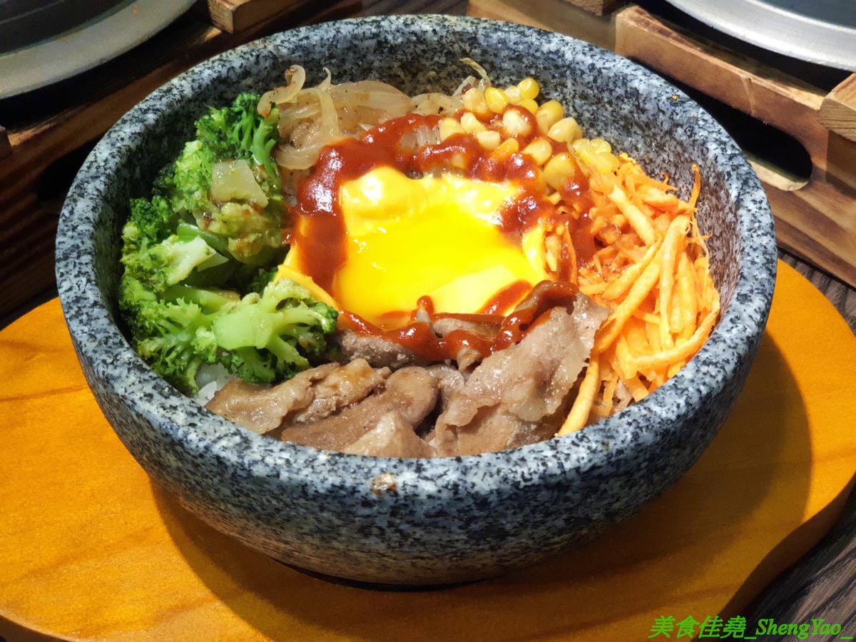 [台中沙鹿]瑪西所 – 沙鹿新開的韓式料理小吃專賣店,主打石鍋拌飯,也有部隊鍋、泡菜鍋等鍋物,價位不貴,還能免費加麵加飯,內用又有雀巢冷飲冰沙無限享用,C/P值不差。