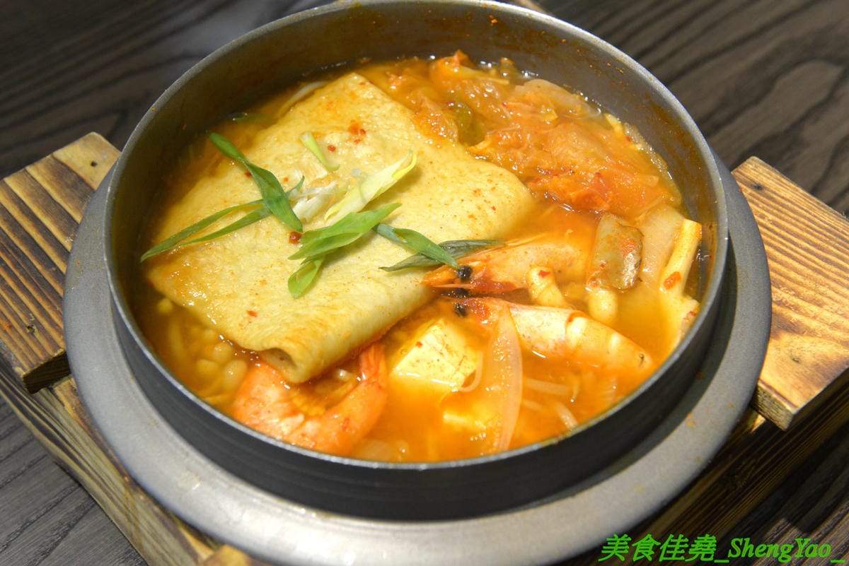 [台中沙鹿]瑪西所 – 沙鹿新開的韓式料理小吃專賣店,主打石鍋拌飯,也有部隊鍋、泡菜鍋等鍋物,價位不貴,還能免費加麵加飯,內用又有雀巢冷飲冰沙無限享用,C/P值不差。