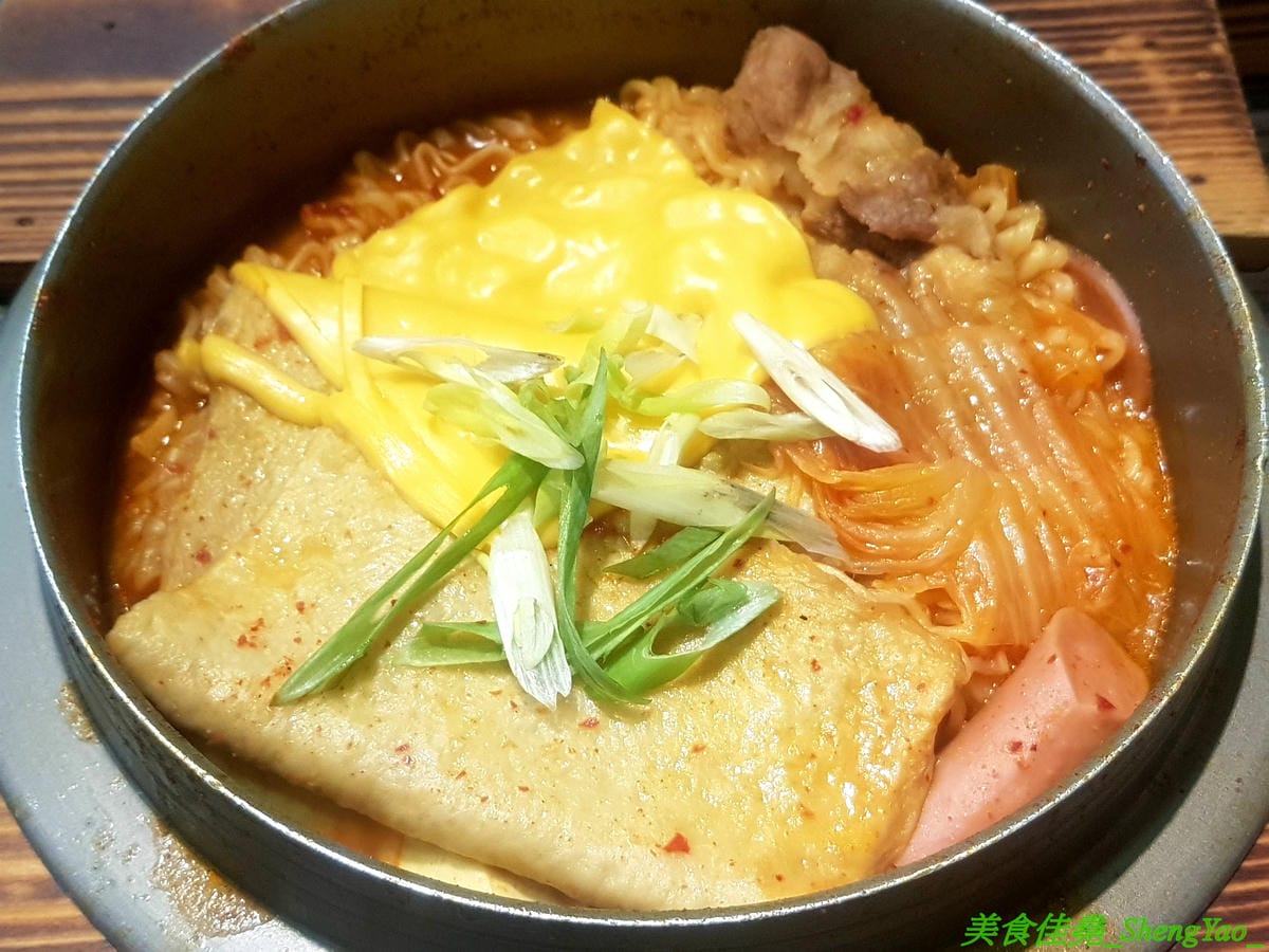 [台中沙鹿]瑪西所 – 沙鹿新開的韓式料理小吃專賣店,主打石鍋拌飯,也有部隊鍋、泡菜鍋等鍋物,價位不貴,還能免費加麵加飯,內用又有雀巢冷飲冰沙無限享用,C/P值不差。