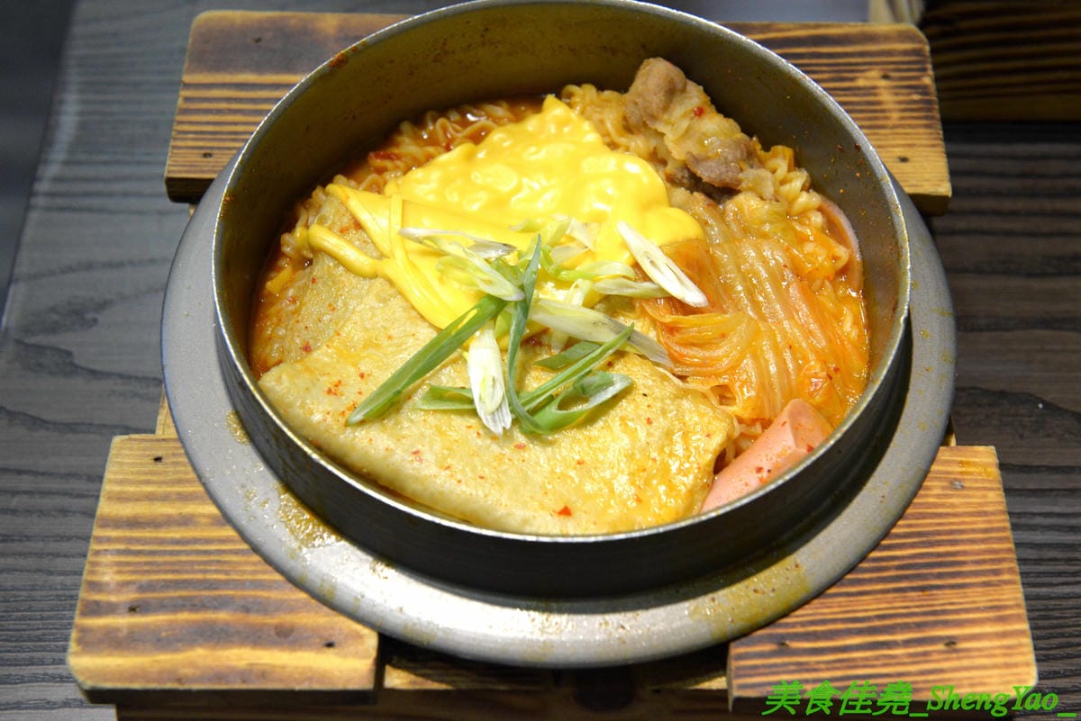 [台中沙鹿]瑪西所 – 沙鹿新開的韓式料理小吃專賣店,主打石鍋拌飯,也有部隊鍋、泡菜鍋等鍋物,價位不貴,還能免費加麵加飯,內用又有雀巢冷飲冰沙無限享用,C/P值不差。