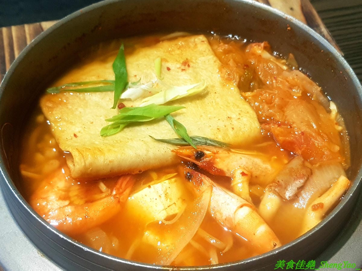 [台中沙鹿]瑪西所 – 沙鹿新開的韓式料理小吃專賣店,主打石鍋拌飯,也有部隊鍋、泡菜鍋等鍋物,價位不貴,還能免費加麵加飯,內用又有雀巢冷飲冰沙無限享用,C/P值不差。