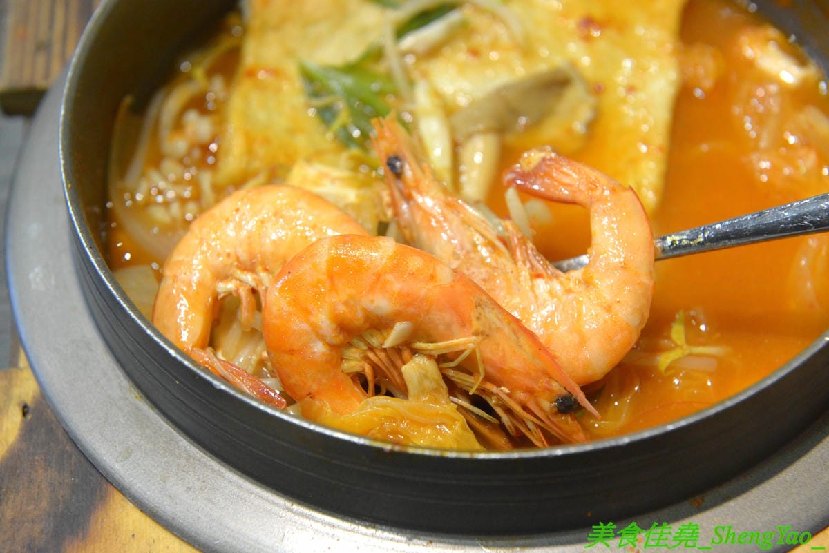 [台中沙鹿]瑪西所 – 沙鹿新開的韓式料理小吃專賣店,主打石鍋拌飯,也有部隊鍋、泡菜鍋等鍋物,價位不貴,還能免費加麵加飯,內用又有雀巢冷飲冰沙無限享用,C/P值不差。