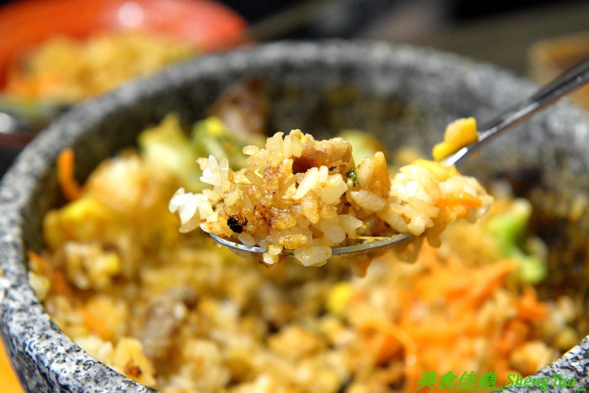 [台中沙鹿]瑪西所 – 沙鹿新開的韓式料理小吃專賣店,主打石鍋拌飯,也有部隊鍋、泡菜鍋等鍋物,價位不貴,還能免費加麵加飯,內用又有雀巢冷飲冰沙無限享用,C/P值不差。