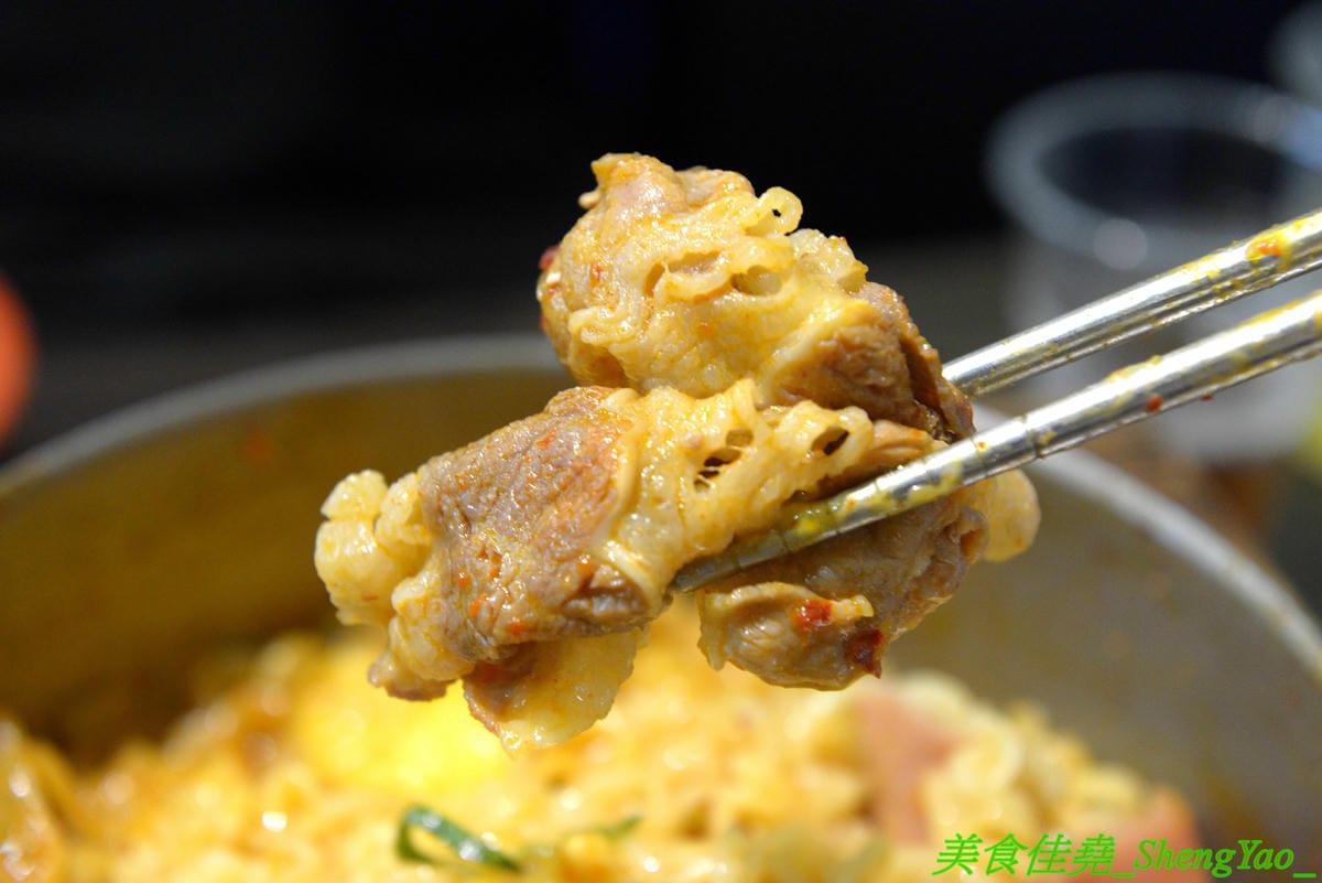 [台中沙鹿]瑪西所 – 沙鹿新開的韓式料理小吃專賣店,主打石鍋拌飯,也有部隊鍋、泡菜鍋等鍋物,價位不貴,還能免費加麵加飯,內用又有雀巢冷飲冰沙無限享用,C/P值不差。