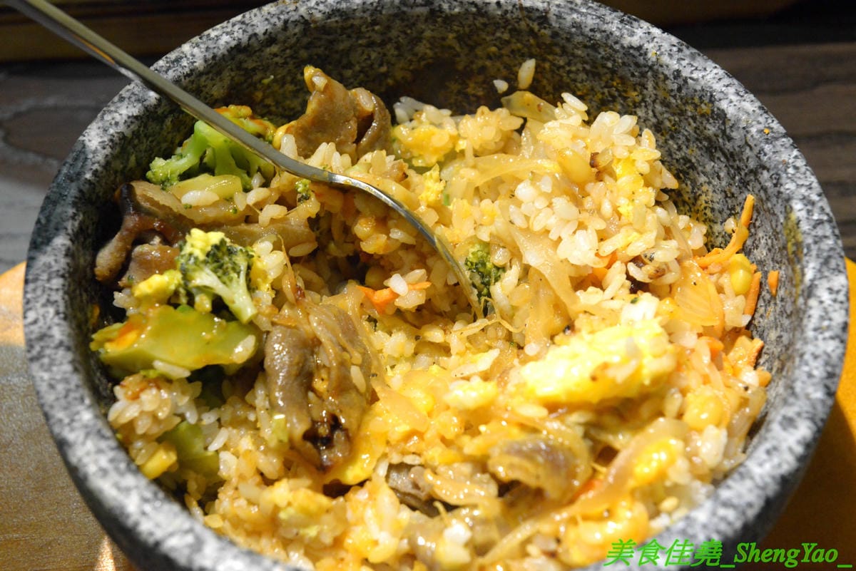 [台中沙鹿]瑪西所 – 沙鹿新開的韓式料理小吃專賣店,主打石鍋拌飯,也有部隊鍋、泡菜鍋等鍋物,價位不貴,還能免費加麵加飯,內用又有雀巢冷飲冰沙無限享用,C/P值不差。