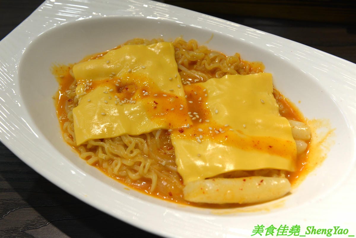 [台中沙鹿]瑪西所 – 沙鹿新開的韓式料理小吃專賣店,主打石鍋拌飯,也有部隊鍋、泡菜鍋等鍋物,價位不貴,還能免費加麵加飯,內用又有雀巢冷飲冰沙無限享用,C/P值不差。