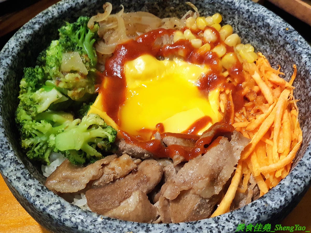 [台中沙鹿]瑪西所 – 沙鹿新開的韓式料理小吃專賣店,主打石鍋拌飯,也有部隊鍋、泡菜鍋等鍋物,價位不貴,還能免費加麵加飯,內用又有雀巢冷飲冰沙無限享用,C/P值不差。