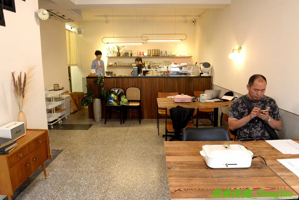 [台中西區]Home home – 人氣早午餐AIYO Cafe和HOYO Cafe的又一新品牌,以家為主題的老宅風早午餐,庭院風裝潢有意境好拍照,餐點主打主食配上烤季節蔬菜,另外桌邊現煎鬆餅也超有特色。