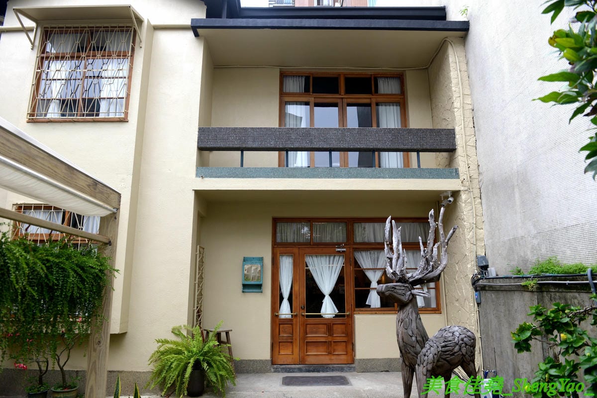 [台中西區]Home home – 人氣早午餐AIYO Cafe和HOYO Cafe的又一新品牌,以家為主題的老宅風早午餐,庭院風裝潢有意境好拍照,餐點主打主食配上烤季節蔬菜,另外桌邊現煎鬆餅也超有特色。