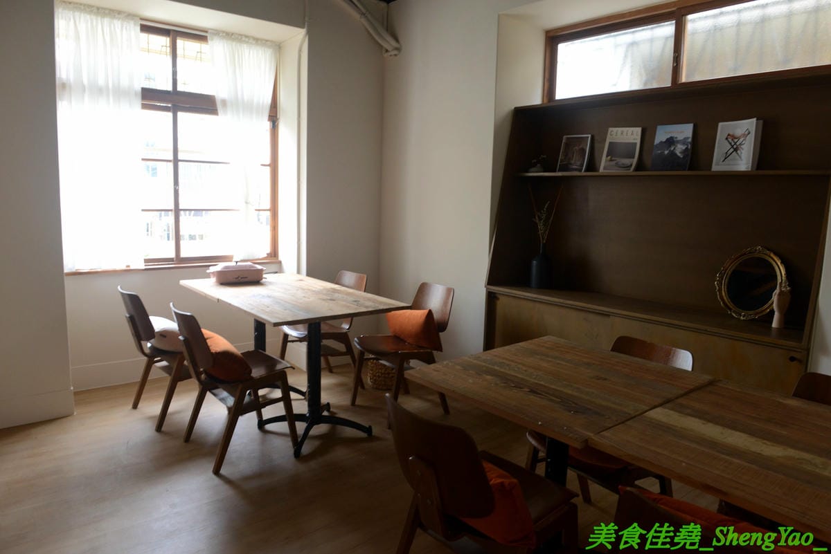 [台中西區]Home home – 人氣早午餐AIYO Cafe和HOYO Cafe的又一新品牌,以家為主題的老宅風早午餐,庭院風裝潢有意境好拍照,餐點主打主食配上烤季節蔬菜,另外桌邊現煎鬆餅也超有特色。