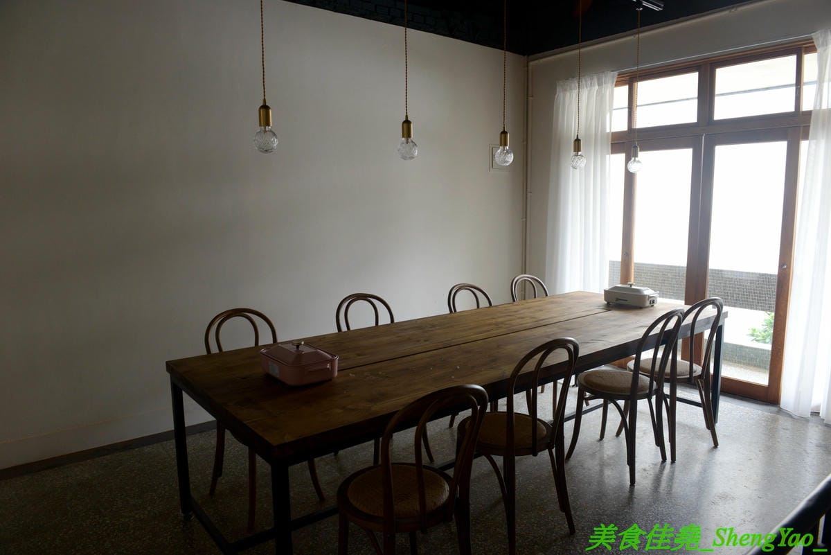 [台中西區]Home home – 人氣早午餐AIYO Cafe和HOYO Cafe的又一新品牌,以家為主題的老宅風早午餐,庭院風裝潢有意境好拍照,餐點主打主食配上烤季節蔬菜,另外桌邊現煎鬆餅也超有特色。
