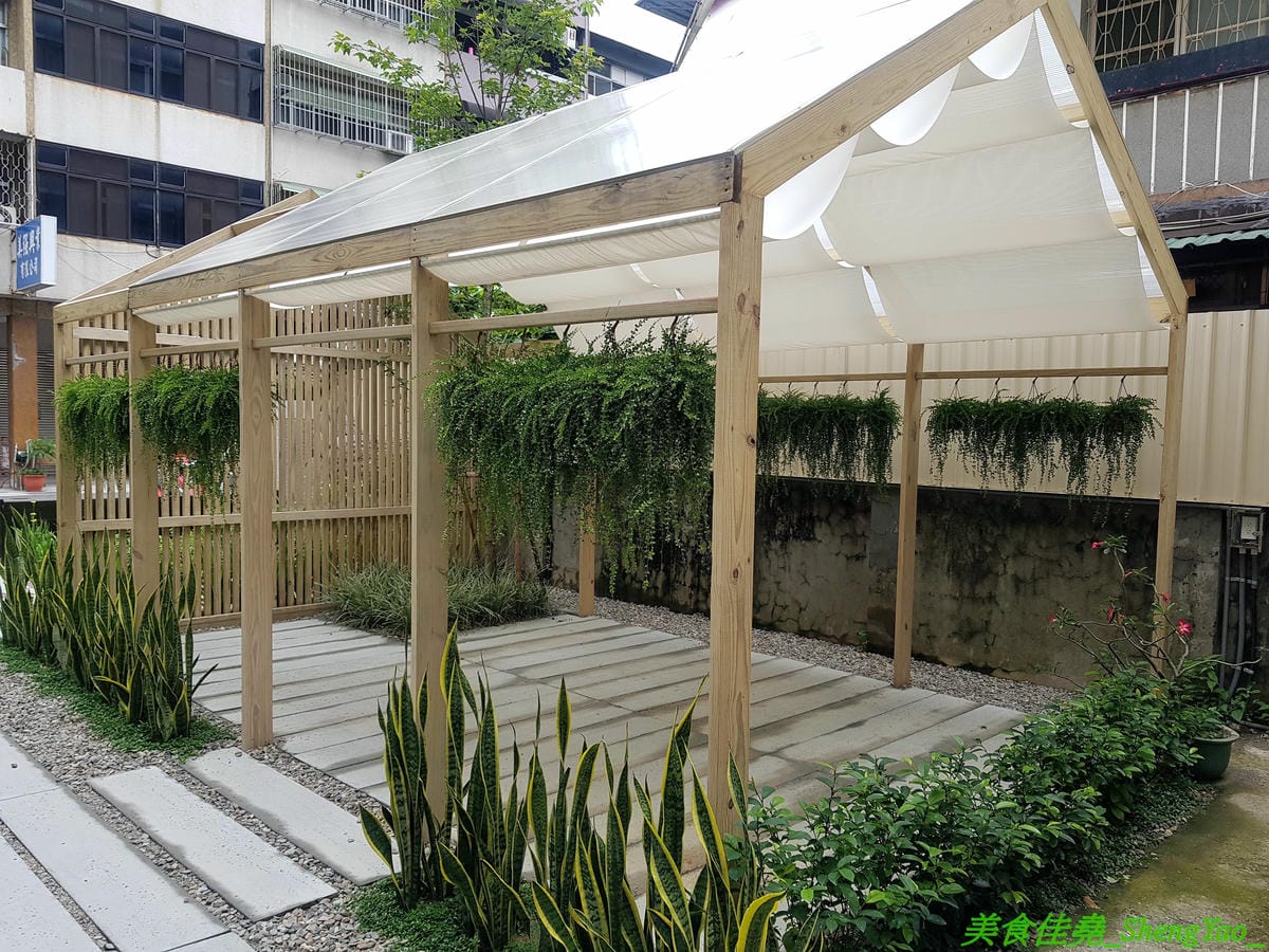 [台中西區]Home home – 人氣早午餐AIYO Cafe和HOYO Cafe的又一新品牌,以家為主題的老宅風早午餐,庭院風裝潢有意境好拍照,餐點主打主食配上烤季節蔬菜,另外桌邊現煎鬆餅也超有特色。