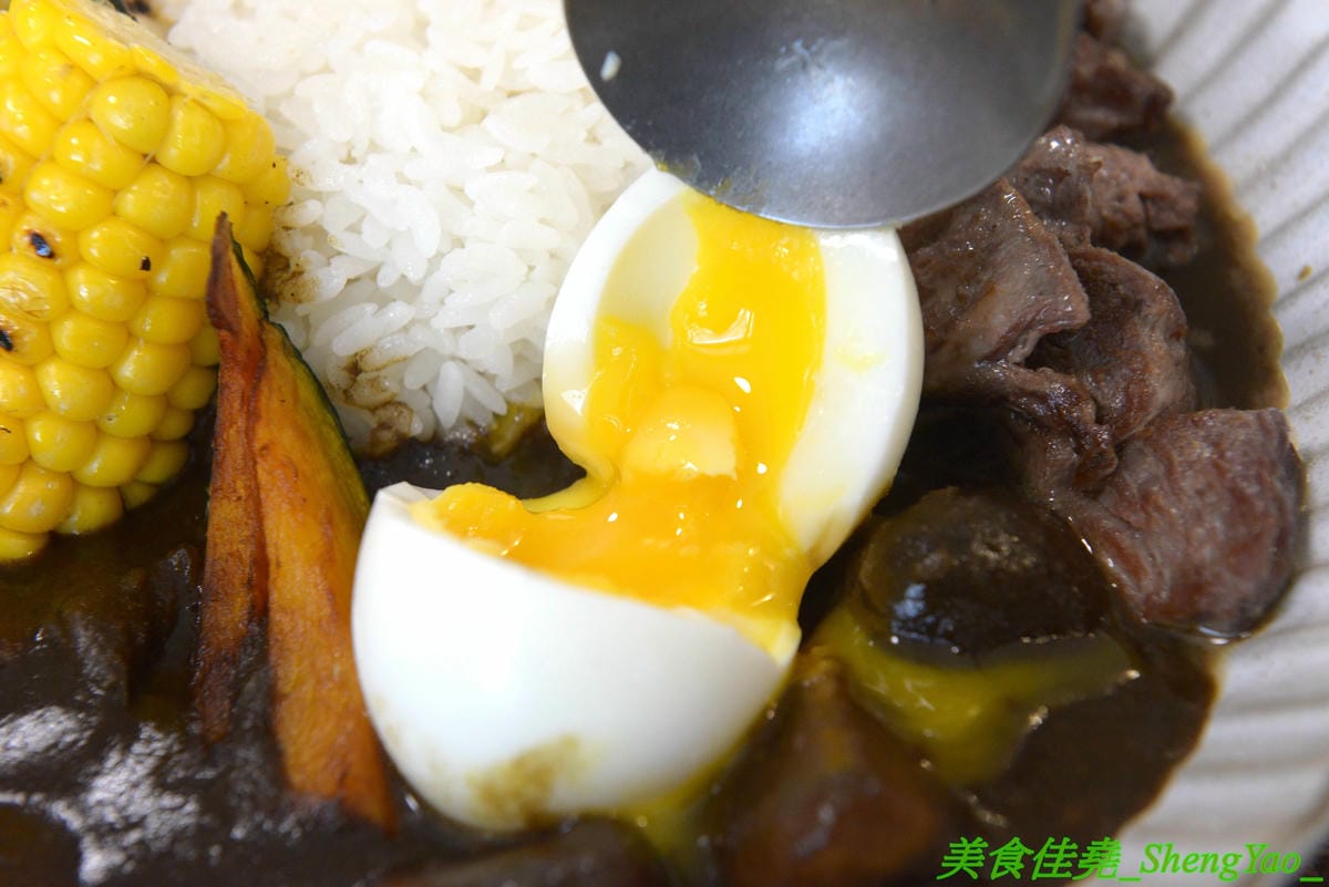 [台中西區]Home home – 人氣早午餐AIYO Cafe和HOYO Cafe的又一新品牌,以家為主題的老宅風早午餐,庭院風裝潢有意境好拍照,餐點主打主食配上烤季節蔬菜,另外桌邊現煎鬆餅也超有特色。