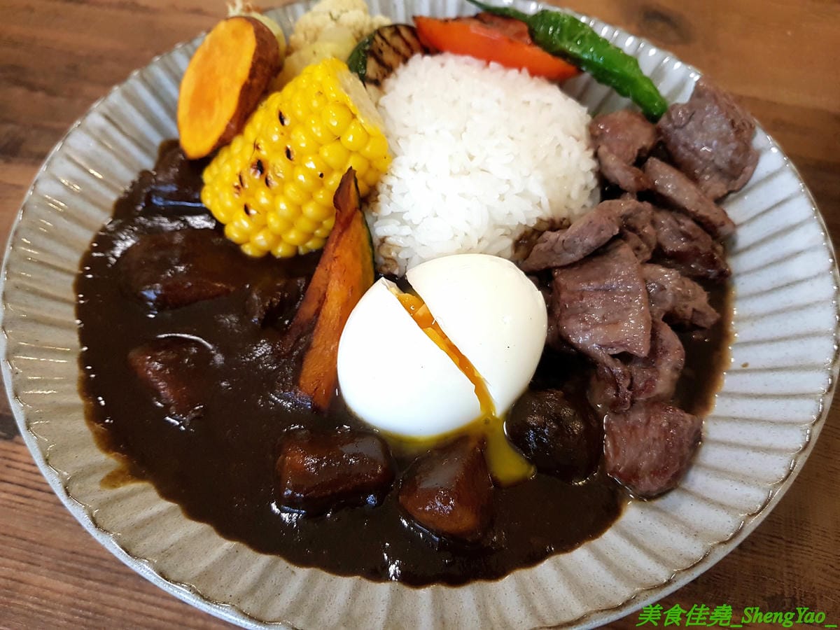 [台中西區]Home home – 人氣早午餐AIYO Cafe和HOYO Cafe的又一新品牌,以家為主題的老宅風早午餐,庭院風裝潢有意境好拍照,餐點主打主食配上烤季節蔬菜,另外桌邊現煎鬆餅也超有特色。