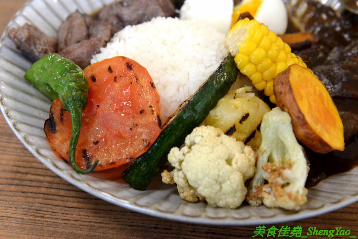 [台中西區]Home home – 人氣早午餐AIYO Cafe和HOYO Cafe的又一新品牌,以家為主題的老宅風早午餐,庭院風裝潢有意境好拍照,餐點主打主食配上烤季節蔬菜,另外桌邊現煎鬆餅也超有特色。