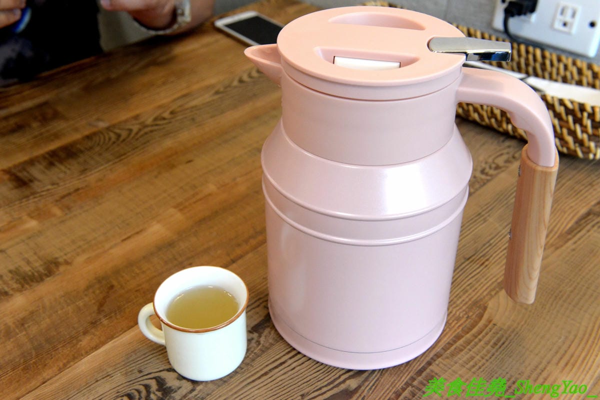 [台中西區]Home home – 人氣早午餐AIYO Cafe和HOYO Cafe的又一新品牌,以家為主題的老宅風早午餐,庭院風裝潢有意境好拍照,餐點主打主食配上烤季節蔬菜,另外桌邊現煎鬆餅也超有特色。