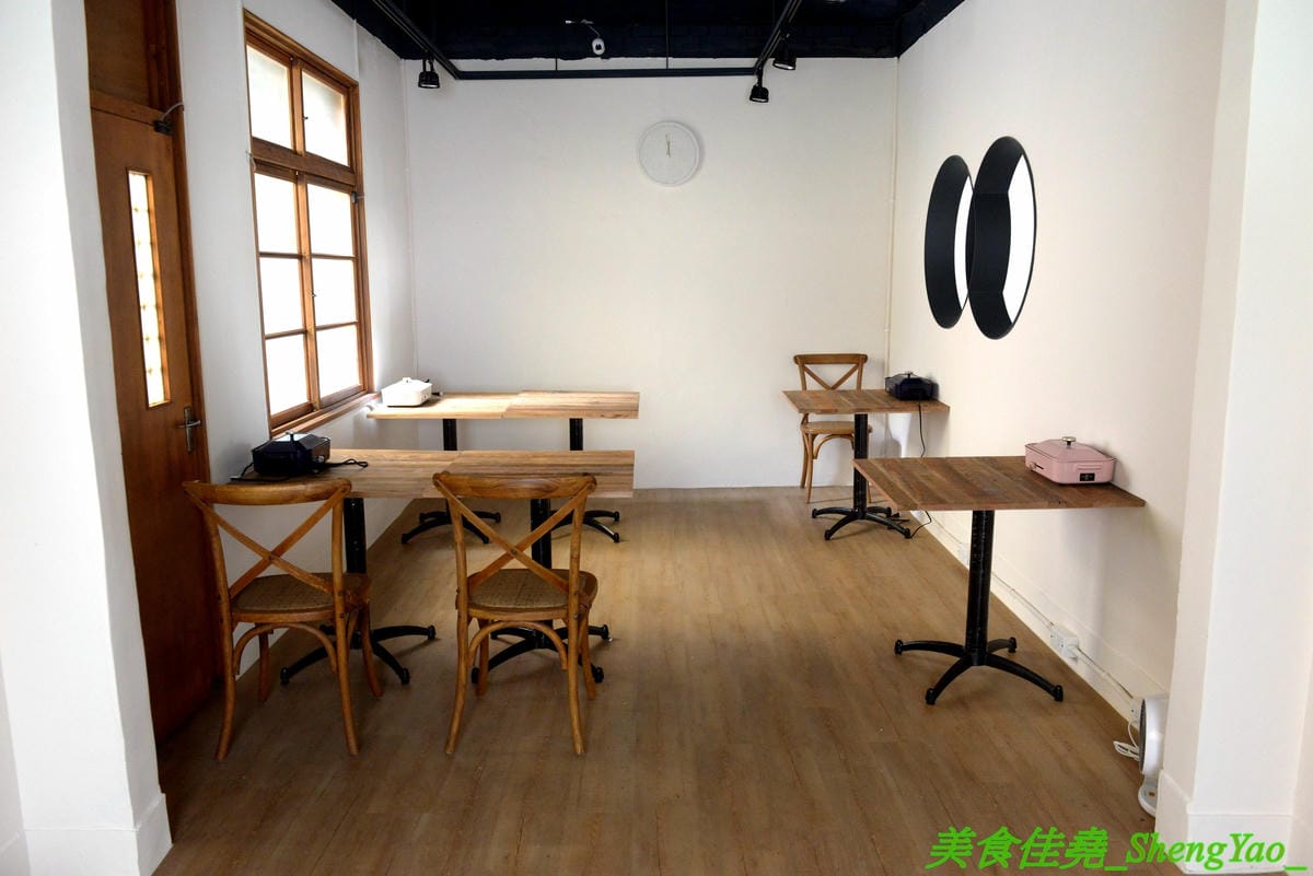 [台中西區]Home home – 人氣早午餐AIYO Cafe和HOYO Cafe的又一新品牌,以家為主題的老宅風早午餐,庭院風裝潢有意境好拍照,餐點主打主食配上烤季節蔬菜,另外桌邊現煎鬆餅也超有特色。