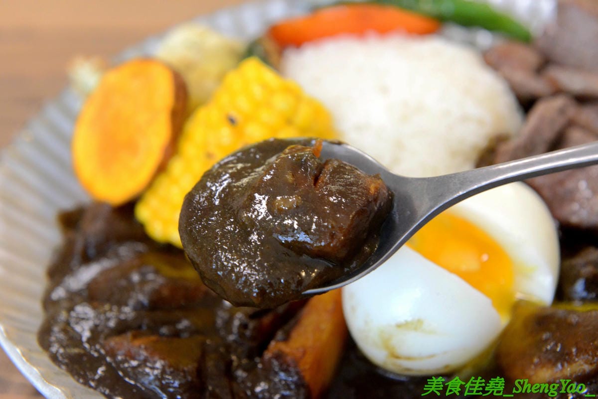 [台中西區]Home home – 人氣早午餐AIYO Cafe和HOYO Cafe的又一新品牌,以家為主題的老宅風早午餐,庭院風裝潢有意境好拍照,餐點主打主食配上烤季節蔬菜,另外桌邊現煎鬆餅也超有特色。