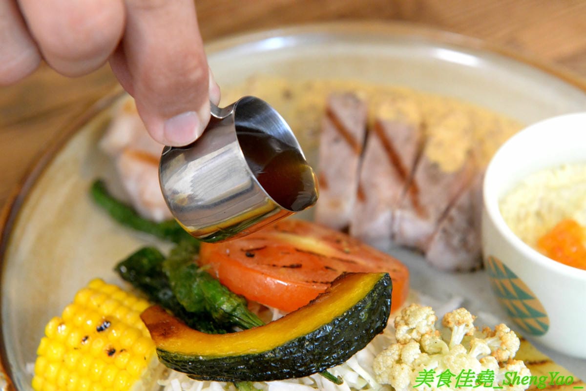 [台中西區]Home home – 人氣早午餐AIYO Cafe和HOYO Cafe的又一新品牌,以家為主題的老宅風早午餐,庭院風裝潢有意境好拍照,餐點主打主食配上烤季節蔬菜,另外桌邊現煎鬆餅也超有特色。