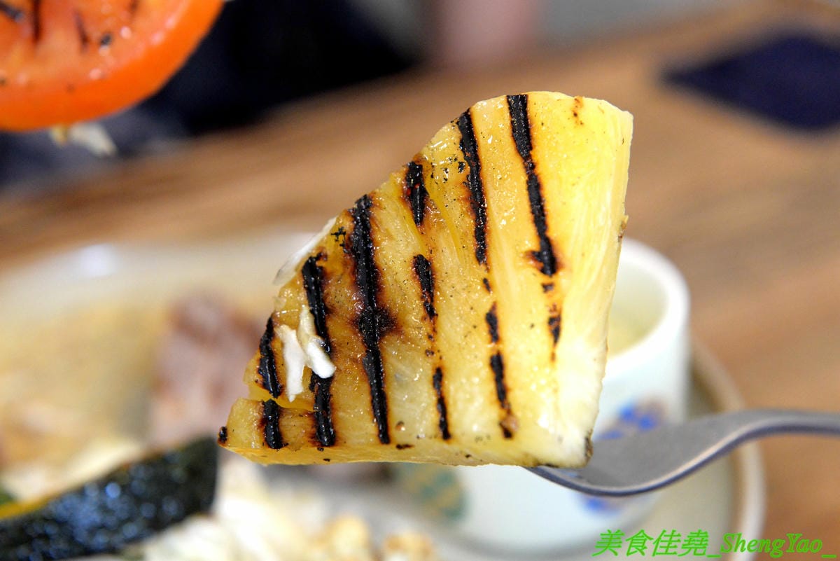 [台中西區]Home home – 人氣早午餐AIYO Cafe和HOYO Cafe的又一新品牌,以家為主題的老宅風早午餐,庭院風裝潢有意境好拍照,餐點主打主食配上烤季節蔬菜,另外桌邊現煎鬆餅也超有特色。
