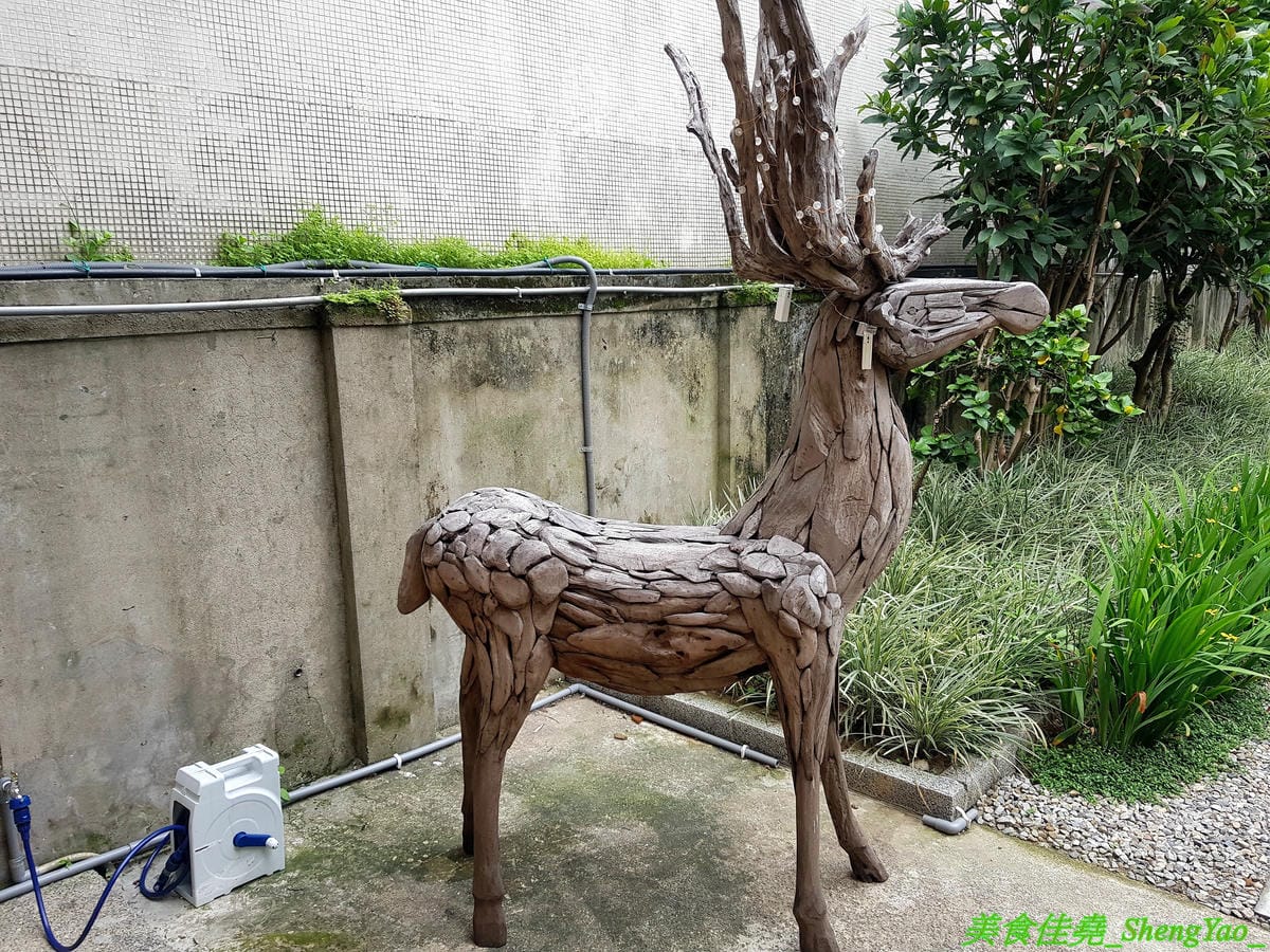 [台中西區]Home home – 人氣早午餐AIYO Cafe和HOYO Cafe的又一新品牌,以家為主題的老宅風早午餐,庭院風裝潢有意境好拍照,餐點主打主食配上烤季節蔬菜,另外桌邊現煎鬆餅也超有特色。