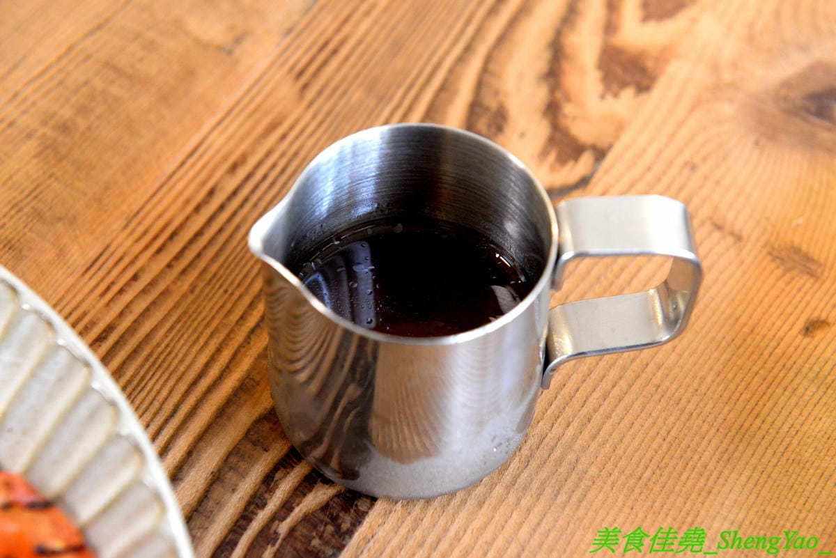 [台中西區]Home home – 人氣早午餐AIYO Cafe和HOYO Cafe的又一新品牌,以家為主題的老宅風早午餐,庭院風裝潢有意境好拍照,餐點主打主食配上烤季節蔬菜,另外桌邊現煎鬆餅也超有特色。