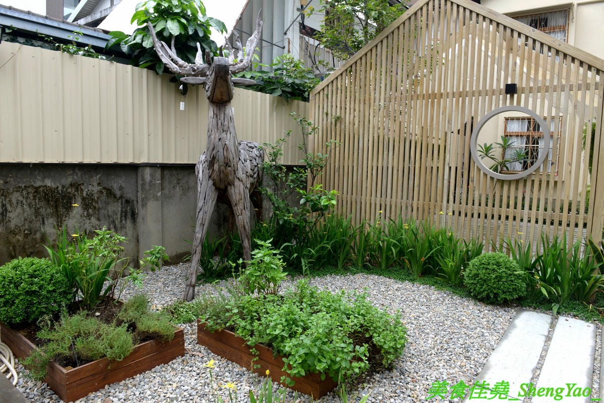[台中西區]Home home – 人氣早午餐AIYO Cafe和HOYO Cafe的又一新品牌,以家為主題的老宅風早午餐,庭院風裝潢有意境好拍照,餐點主打主食配上烤季節蔬菜,另外桌邊現煎鬆餅也超有特色。