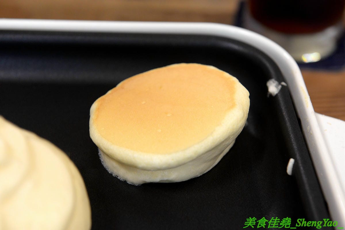 [台中西區]Home home – 人氣早午餐AIYO Cafe和HOYO Cafe的又一新品牌,以家為主題的老宅風早午餐,庭院風裝潢有意境好拍照,餐點主打主食配上烤季節蔬菜,另外桌邊現煎鬆餅也超有特色。