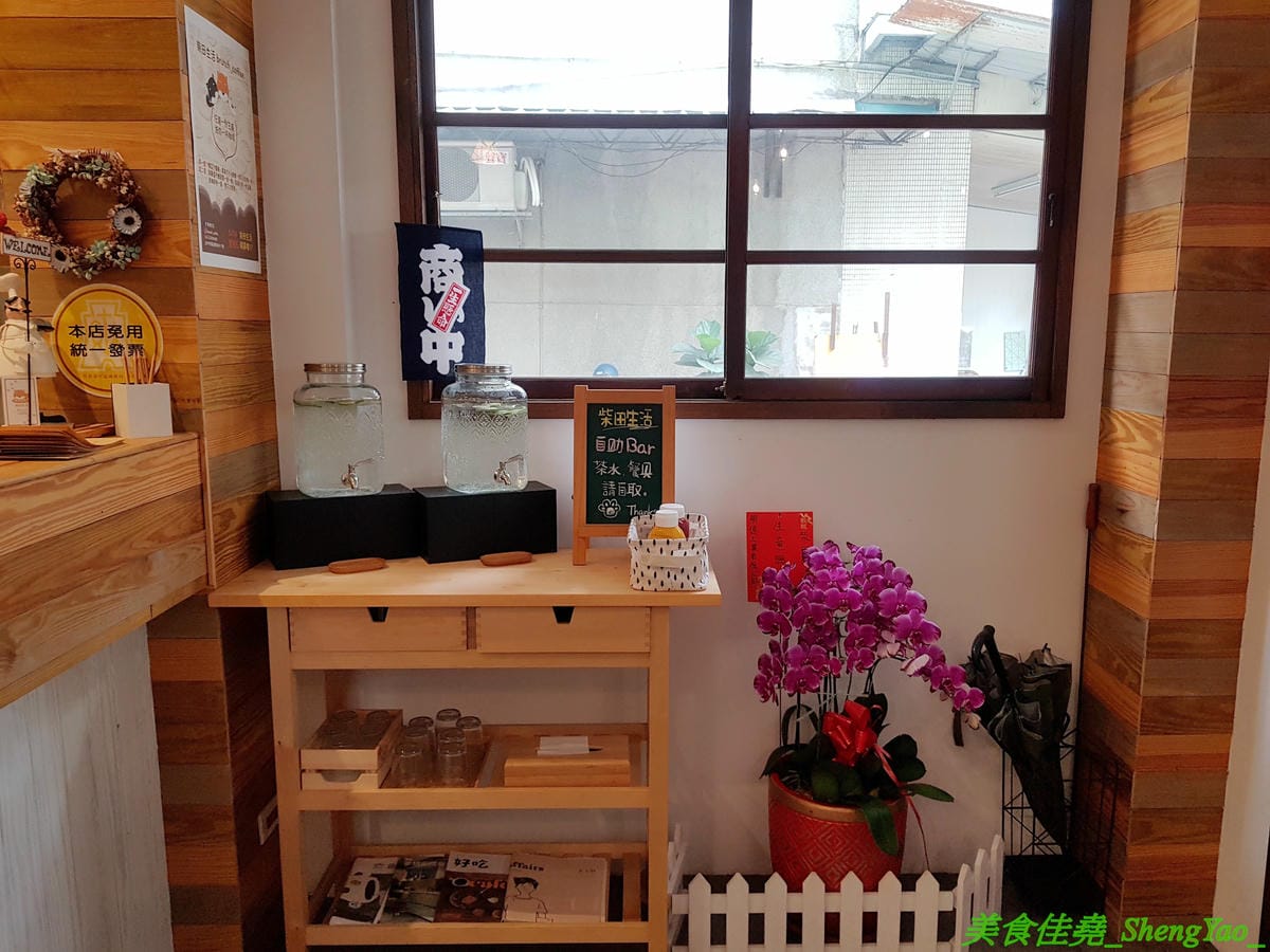 [台中西區]柴田生活 – 老宅改造而成的柴犬主題餐廳,門口可愛的柴柴彩繪牆壁超好拍照,店內也有許多柴犬相關擺設小物,餐點賣的是輕食早午餐,口味、份量都不錯,價格也不貴,寵物友善餐廳,停車