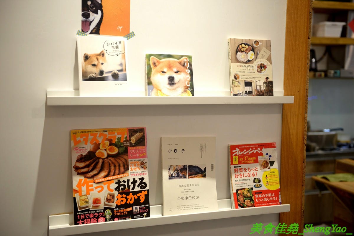 [台中西區]柴田生活 – 老宅改造而成的柴犬主題餐廳,門口可愛的柴柴彩繪牆壁超好拍照,店內也有許多柴犬相關擺設小物,餐點賣的是輕食早午餐,口味、份量都不錯,價格也不貴,寵物友善餐廳,停車