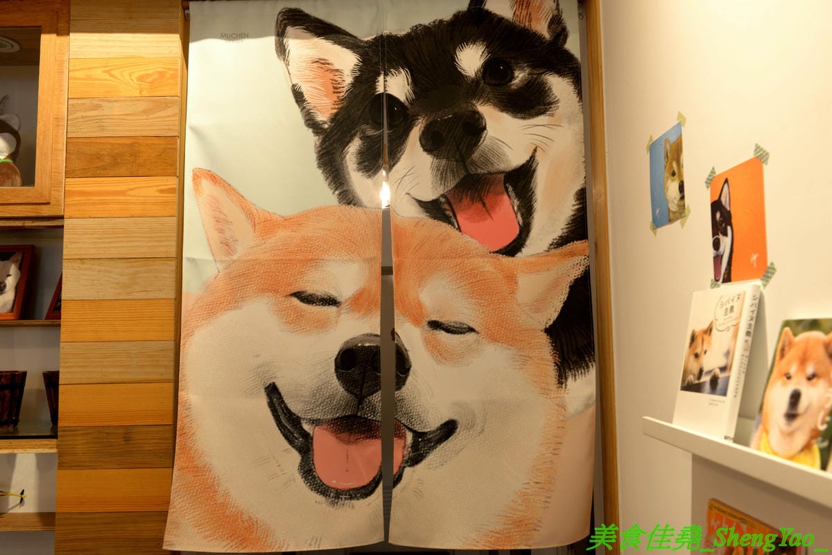 [台中西區]柴田生活 – 老宅改造而成的柴犬主題餐廳,門口可愛的柴柴彩繪牆壁超好拍照,店內也有許多柴犬相關擺設小物,餐點賣的是輕食早午餐,口味、份量都不錯,價格也不貴,寵物友善餐廳,停車