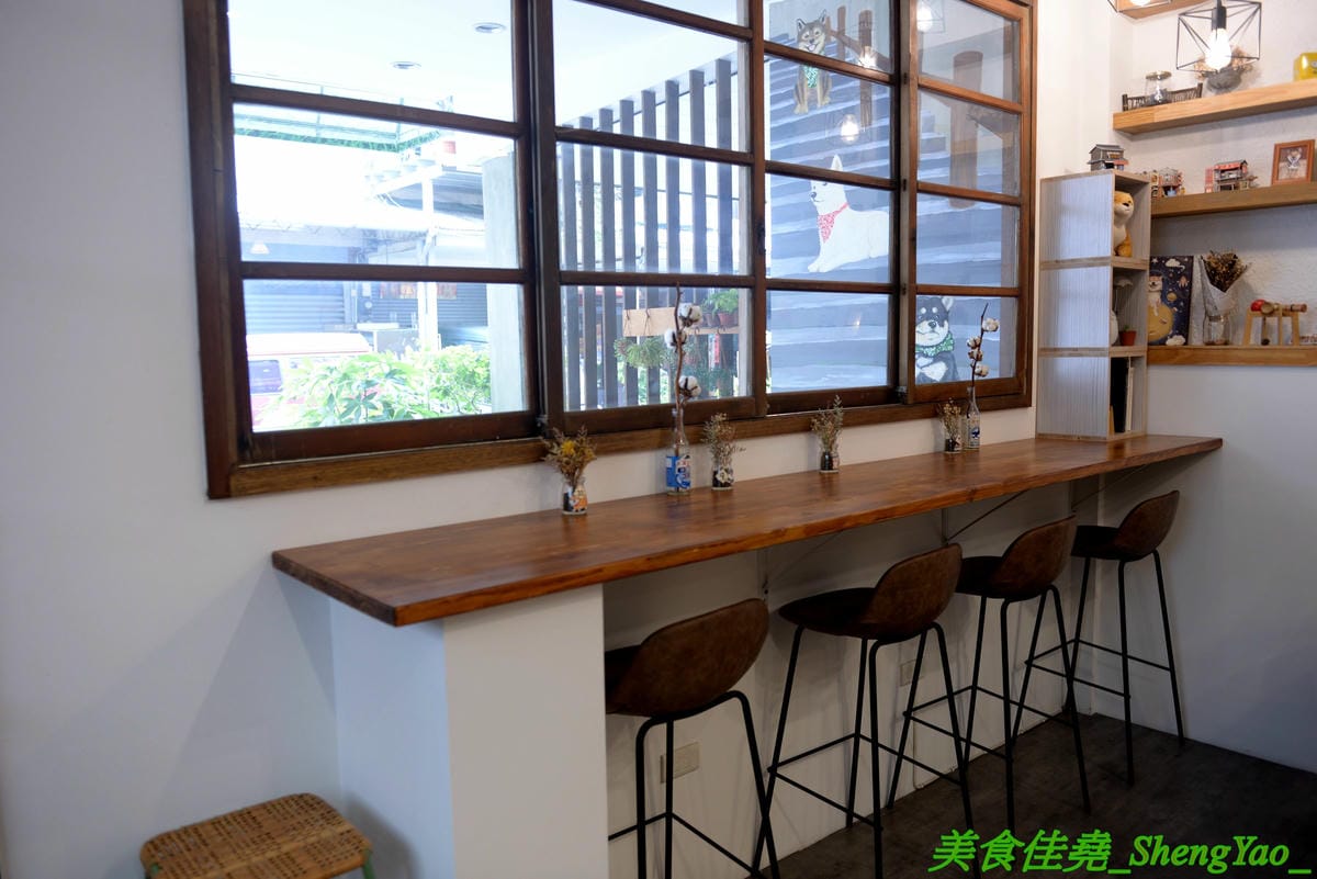[台中西區]柴田生活 – 老宅改造而成的柴犬主題餐廳,門口可愛的柴柴彩繪牆壁超好拍照,店內也有許多柴犬相關擺設小物,餐點賣的是輕食早午餐,口味、份量都不錯,價格也不貴,寵物友善餐廳,停車
