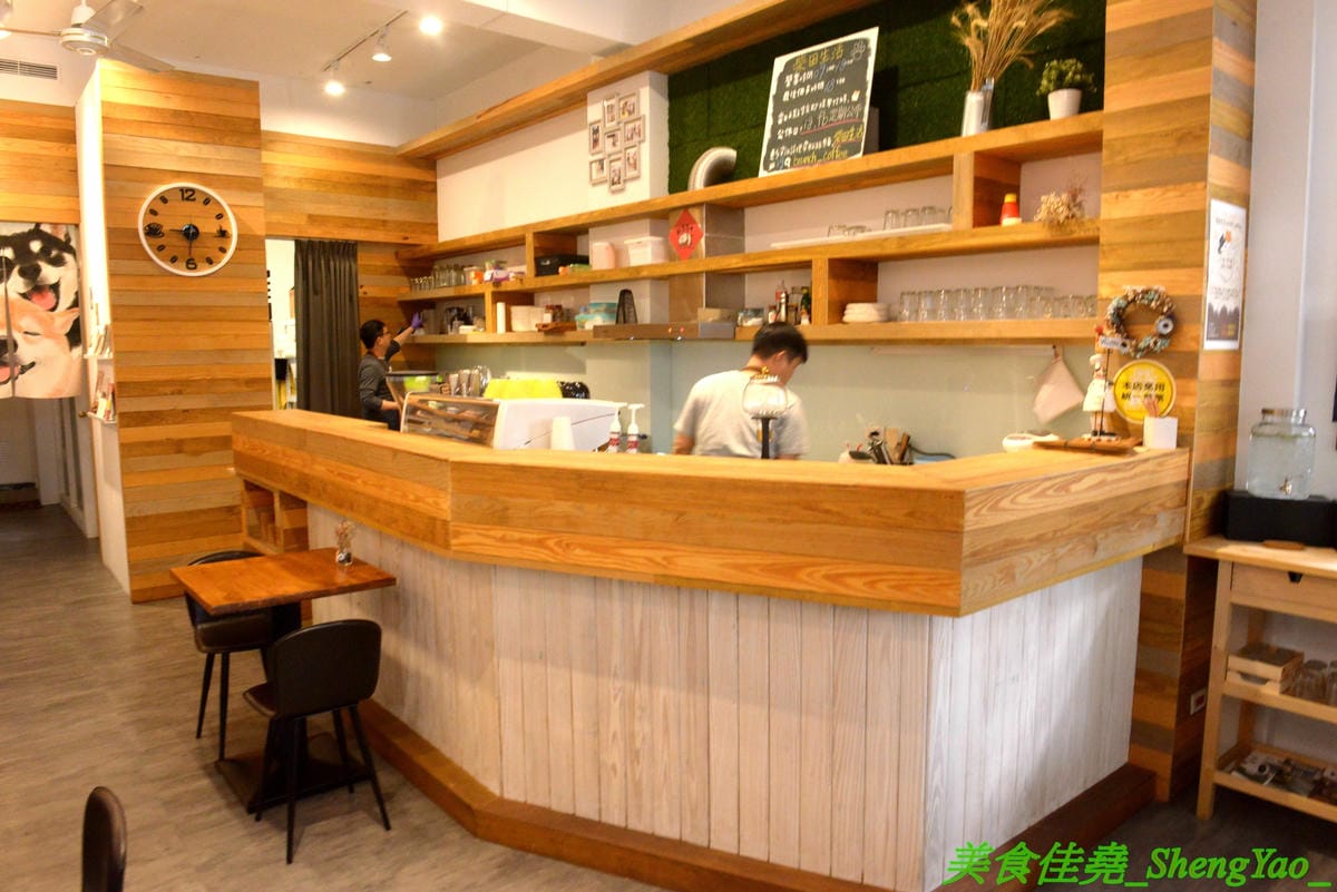 [台中西區]柴田生活 – 老宅改造而成的柴犬主題餐廳,門口可愛的柴柴彩繪牆壁超好拍照,店內也有許多柴犬相關擺設小物,餐點賣的是輕食早午餐,口味、份量都不錯,價格也不貴,寵物友善餐廳,停車