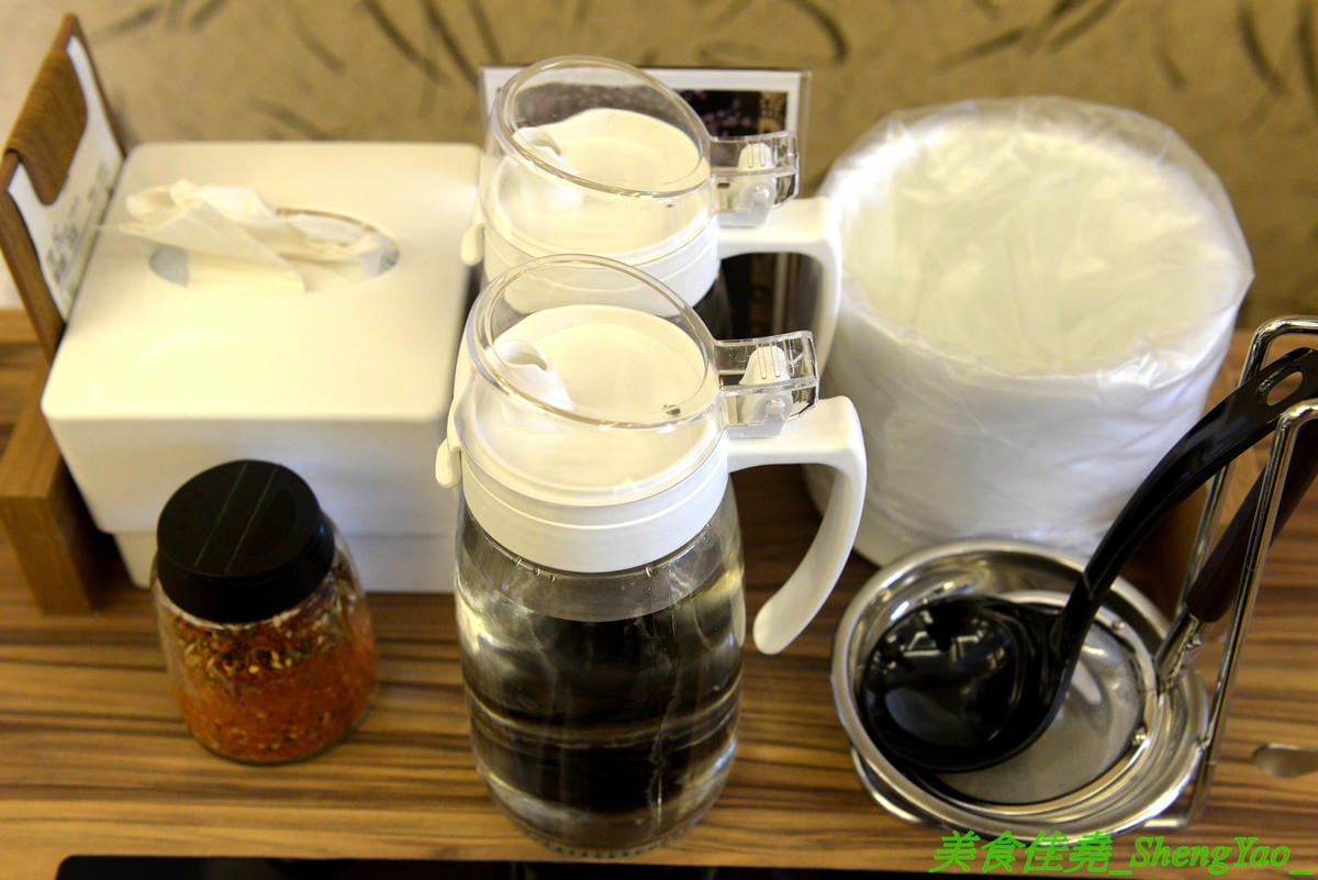 [台中梧棲]駒根壽喜燒 – 梧棲新開的壽喜燒吃到飽,壽喜燒湯汁有加了蘋果塊,口味不死鹹,肉類現切,品質不錯又新鮮,蔬菜種類豐富還有火鍋丸餃類可以煮,霜淇淋是罕見的哈密瓜口味,推薦必吃。(