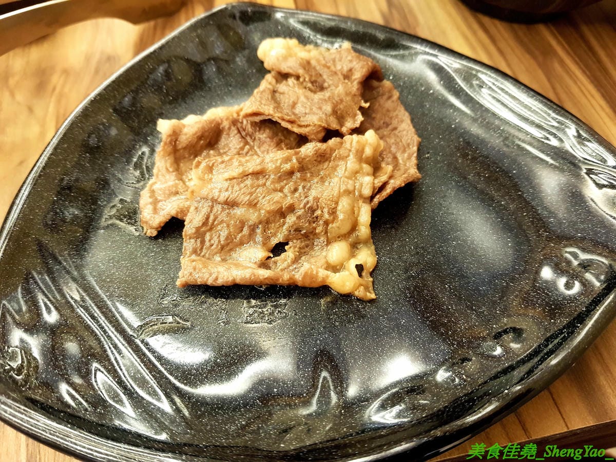 [台中梧棲]駒根壽喜燒 – 梧棲新開的壽喜燒吃到飽,壽喜燒湯汁有加了蘋果塊,口味不死鹹,肉類現切,品質不錯又新鮮,蔬菜種類豐富還有火鍋丸餃類可以煮,霜淇淋是罕見的哈密瓜口味,推薦必吃。(