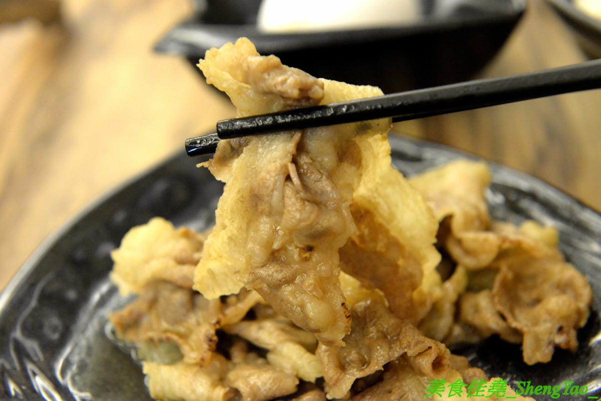 [台中梧棲]駒根壽喜燒 – 梧棲新開的壽喜燒吃到飽,壽喜燒湯汁有加了蘋果塊,口味不死鹹,肉類現切,品質不錯又新鮮,蔬菜種類豐富還有火鍋丸餃類可以煮,霜淇淋是罕見的哈密瓜口味,推薦必吃。(